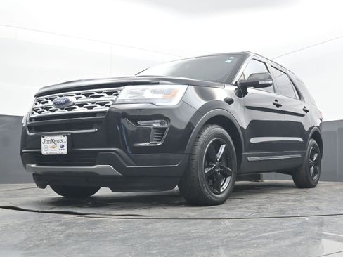 Used 2018 Ford Explorer XLT w/ Equipment Group 201A image 23