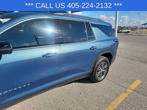 Used 2025 Chevrolet Traverse LT image 3