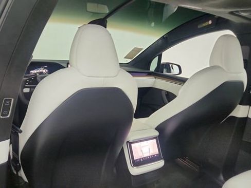 Used 2022 Tesla Model X image 30