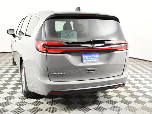 Used 2025 Chrysler Pacifica Select image 7