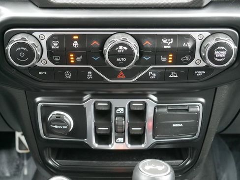 Used 2022 Jeep Wrangler Unlimited Sahara image 19