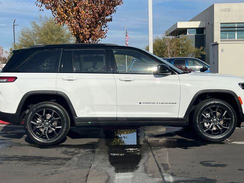 New 2025 Jeep Grand Cherokee Limited image 3