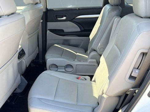 Used 2019 Toyota Highlander XLE image 14