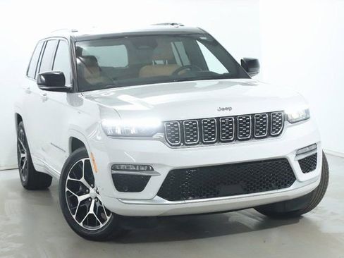 Used 2024 Jeep Grand Cherokee Summit image 2