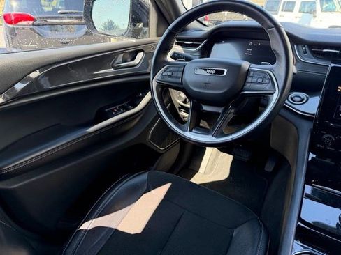 Used 2021 Jeep Grand Cherokee L Laredo image 3