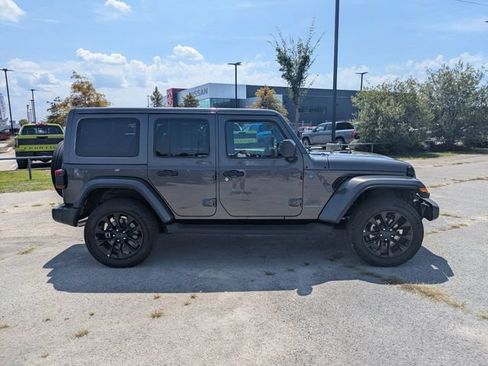 Used 2025 Jeep Wrangler Unlimited Sahara AWD/4WD image 2