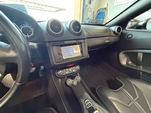 Used 2014 Ferrari California image 24