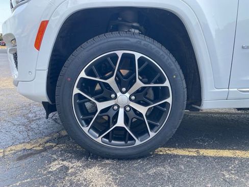 Used 2023 Jeep Grand Cherokee Summit image 16