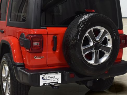 Used 2022 Jeep Wrangler Unlimited Sahara w/ Dual Top Group AWD/4WD image 30