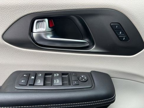 Used 2023 Chrysler Pacifica Touring-L AWD/4WD image 16