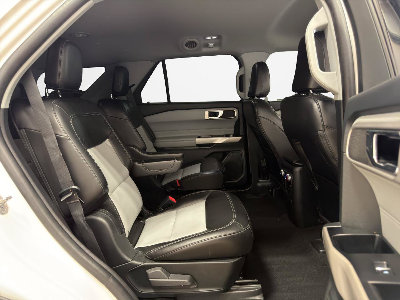 Used 2022 Ford Explorer XLT w/ Equipment Group 202A RWD image 28