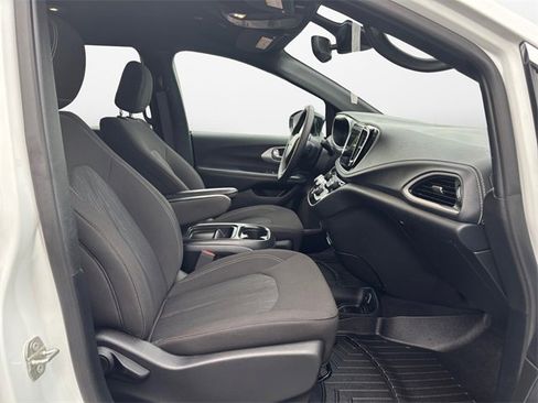 Used 2024 Chrysler Pacifica Touring image 15