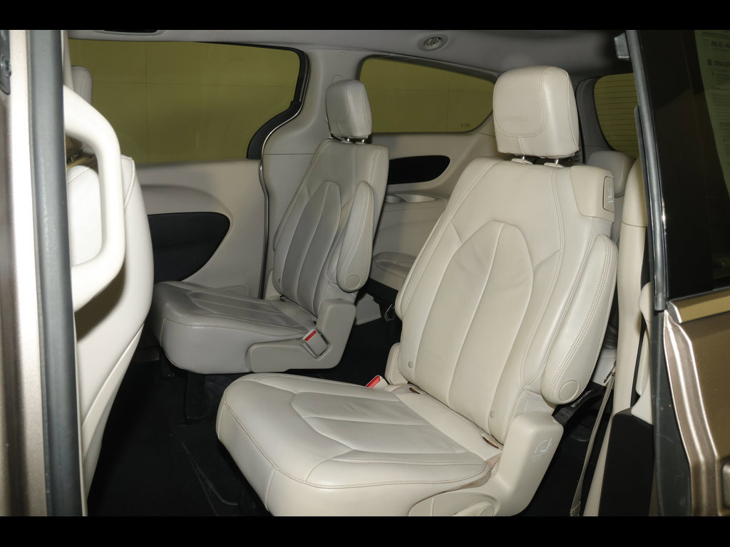 Used 2017 Chrysler Pacifica Touring-L FWD image 19