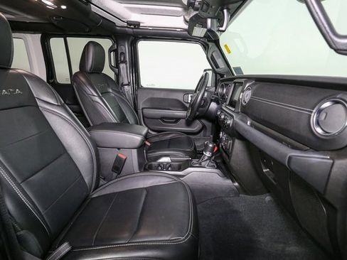 Used 2022 Jeep Wrangler Unlimited Sahara w/ Cold Weather Group image 17