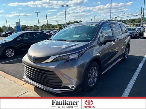 Used 2024 Toyota Sienna XLE AWD/4WD image 17