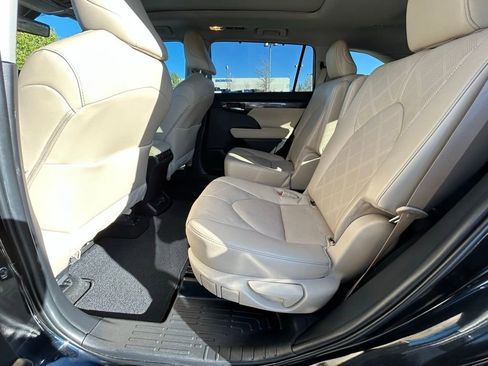 Used 2024 Toyota Highlander Platinum FWD image 26