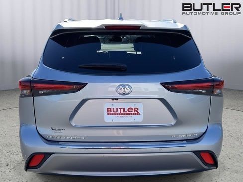 Used 2024 Toyota Highlander Platinum image 4