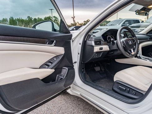 Used 2018 Honda Accord EX image 16