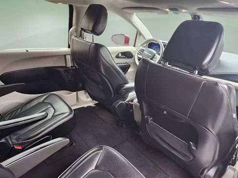 Used 2020 Chrysler Pacifica Limited FWD image 17