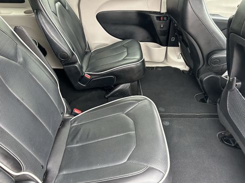 Used 2024 Chrysler Pacifica Limited FWD image 13