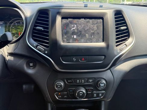 Used 2019 Jeep Cherokee Latitude Plus AWD/4WD image 12