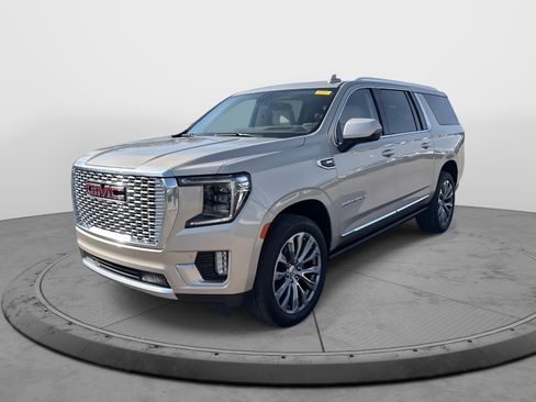 Used 2021 GMC Yukon XL Denali w/ Denali Premium Package image 3