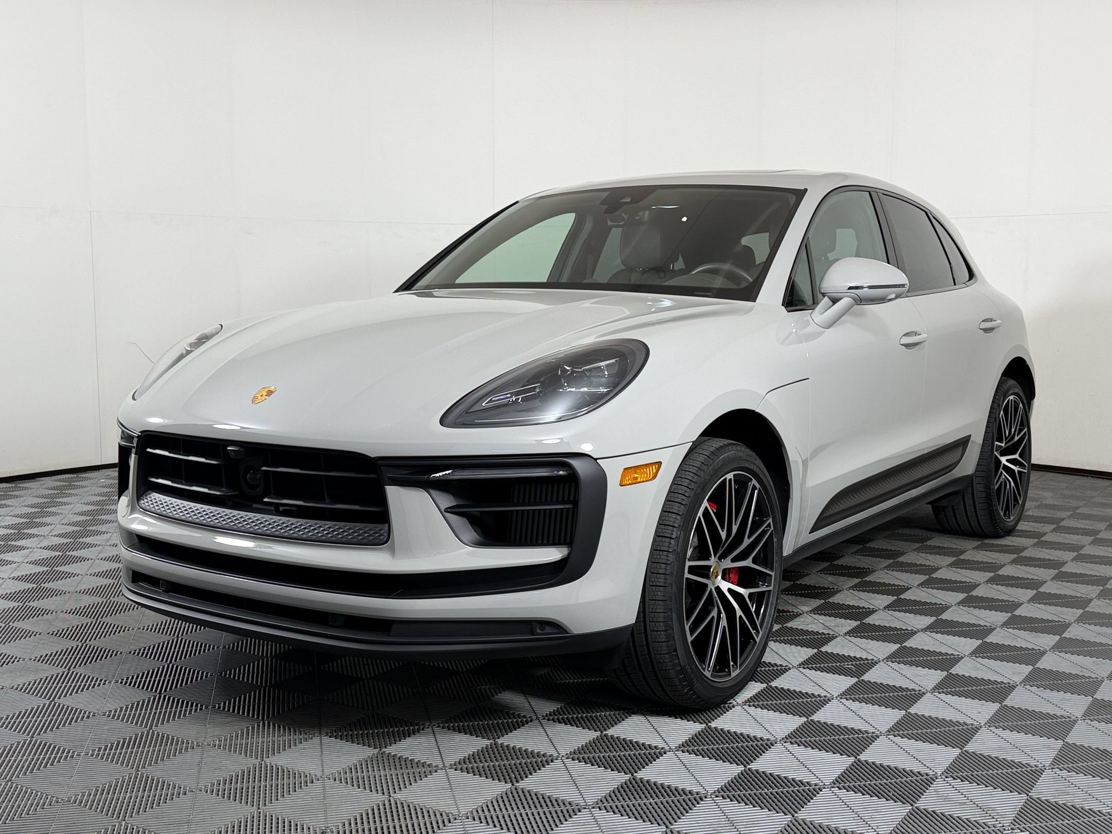 Certified 2024 Porsche Macan S AWD/4WD image 1