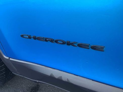Used 2018 Jeep Cherokee Latitude w/ Altitude Package AWD/4WD image 7