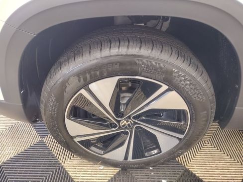 New 2025 Volkswagen Taos SE image 5