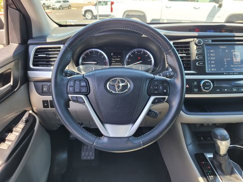 Used 2017 Toyota Highlander XLE AWD/4WD image 17