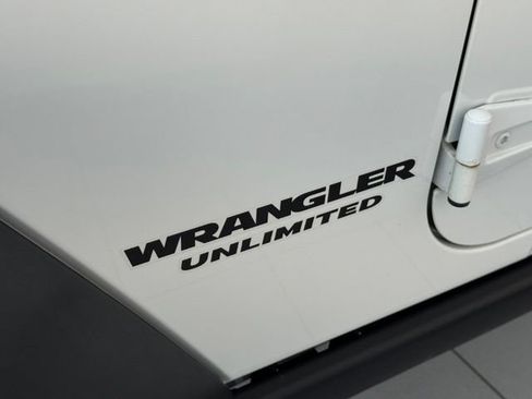 Used 2013 Jeep Wrangler Unlimited Rubicon w/ Connectivity Group AWD/4WD image 38