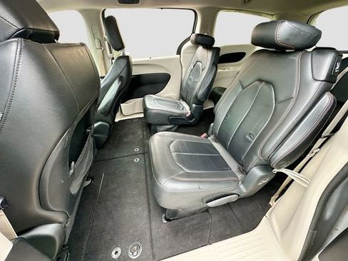 Used 2017 Chrysler Pacifica Touring-L FWD image 25