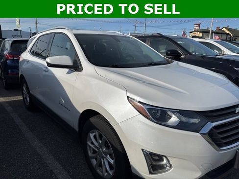 Used 2018 Chevrolet Equinox LT w/ Sun & Infotainment Package image 2