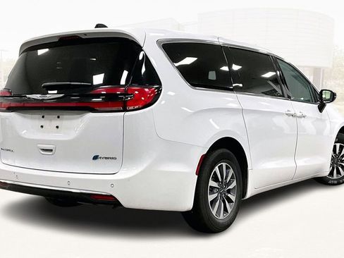 Used 2024 Chrysler Pacifica Select image 6