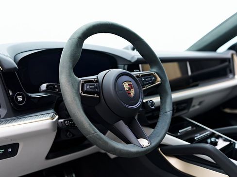 Used 2025 Porsche Cayenne GTS image 45