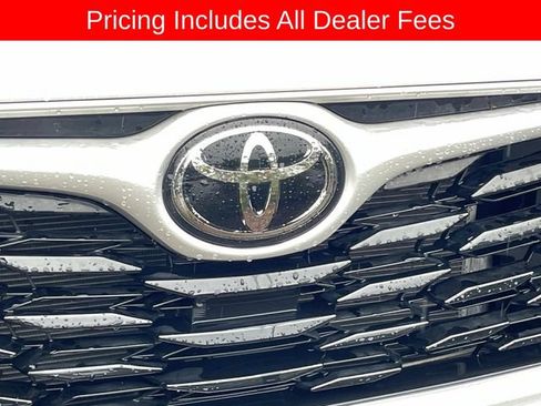 Used 2024 Toyota Highlander XLE AWD/4WD image 15