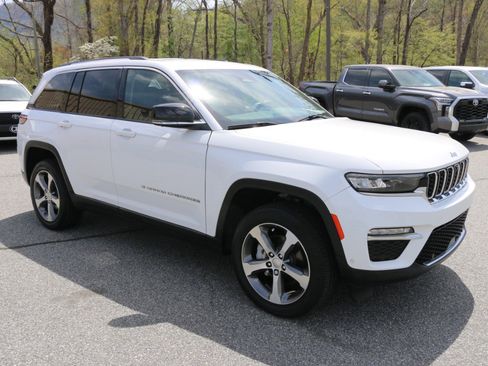 Used 2023 Jeep Grand Cherokee Limited w/ Luxury Tech Group II AWD/4WD image 10