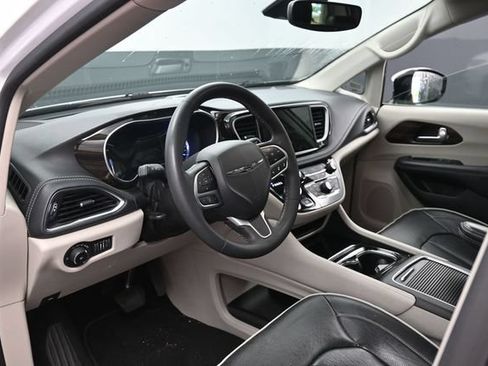 Used 2023 Chrysler Pacifica Limited FWD image 14