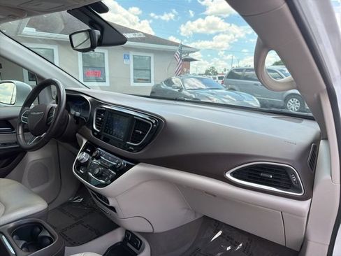 Used 2018 Chrysler Pacifica Touring-L FWD image 10