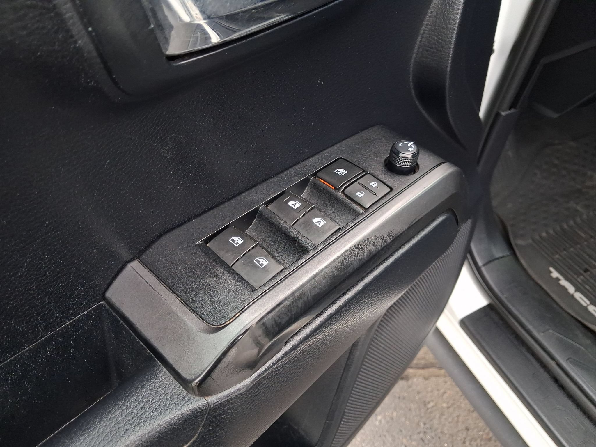 Used 2019 Toyota Tacoma TRD Off-Road w/ Technology Package AWD/4WD image 18