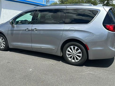 Used 2019 Chrysler Pacifica Touring-L FWD image 13
