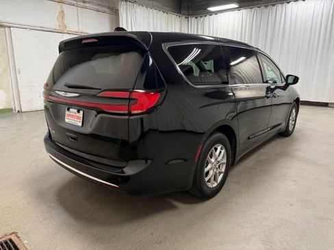 Used 2025 Chrysler Pacifica Select FWD image 5