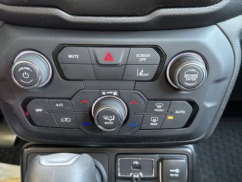 Used 2023 Jeep Renegade Latitude w/ Premium Group image 15