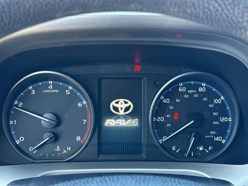 Used 2018 Toyota RAV4 LE image 14