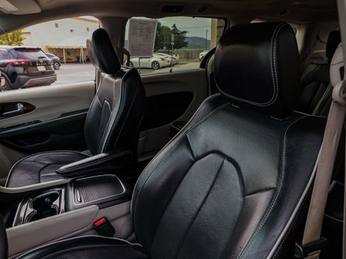 Used 2023 Chrysler Pacifica Limited image 15
