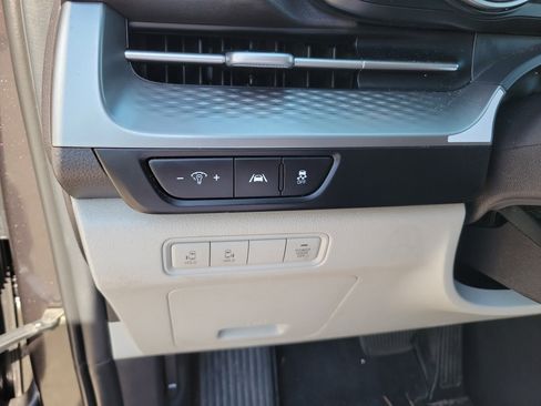 Used 2023 Kia Carnival LX image 18