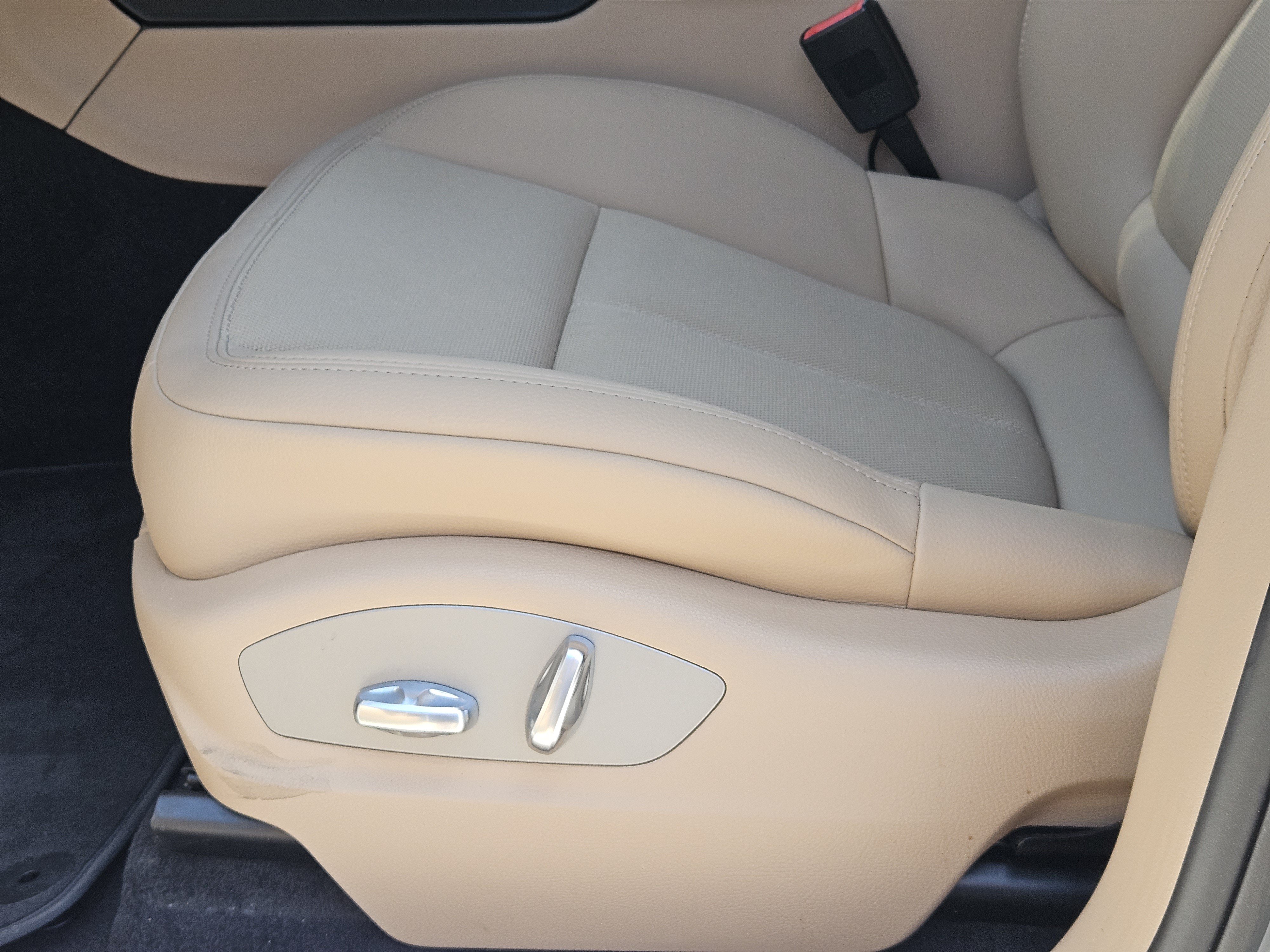 Certified 2026 Porsche Macan AWD/4WD image 25