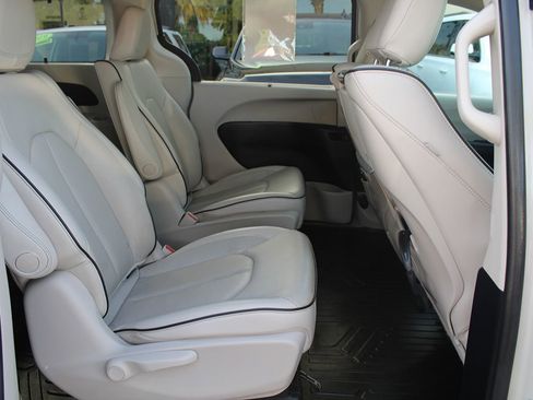 Used 2020 Chrysler Pacifica Limited w/ Advanced Safetytec Group FWD image 26