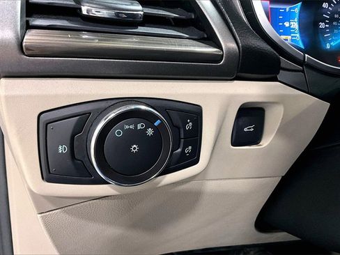 Used 2017 Ford Fusion SE w/ Fusion SE Technology Package image 16