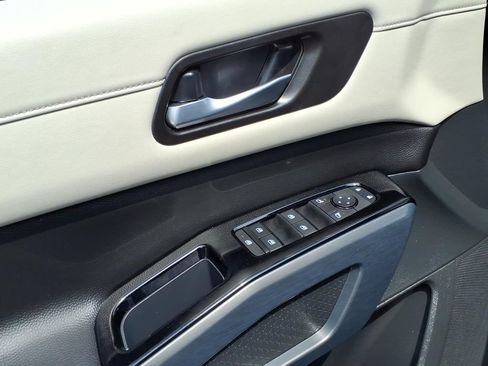 Used 2025 Nissan Pathfinder SL FWD image 17